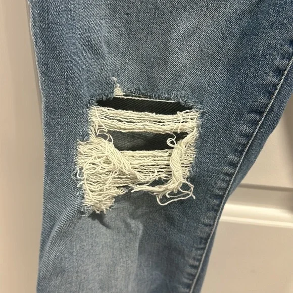 ⭐️SOLD⭐️ Madewell Distressed Perfect Vintage Jean - Picture 3 of 14